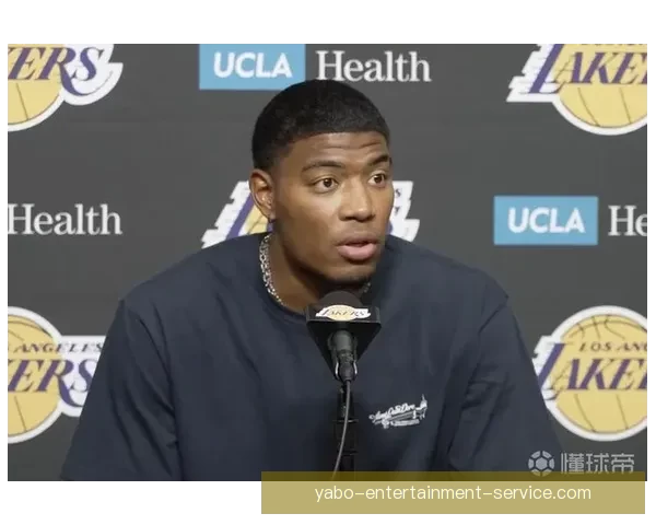 东契奇偷听魔术战术海斯也上前凑热闹 八村垒调侃发问引爆全场气氛