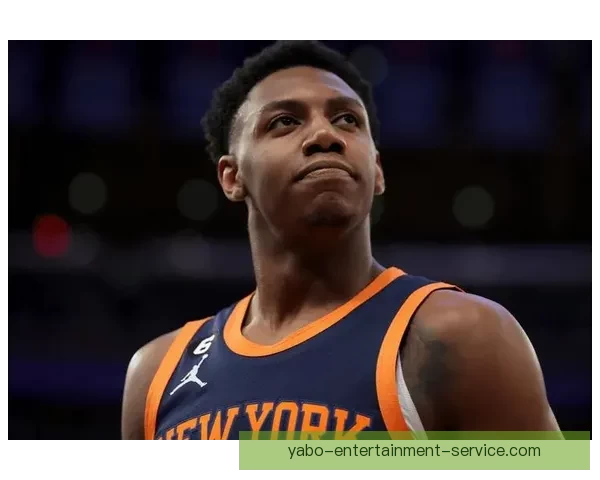 巴雷特在比赛中被队友锡安误伤肩膀 已返回更衣室接受治疗